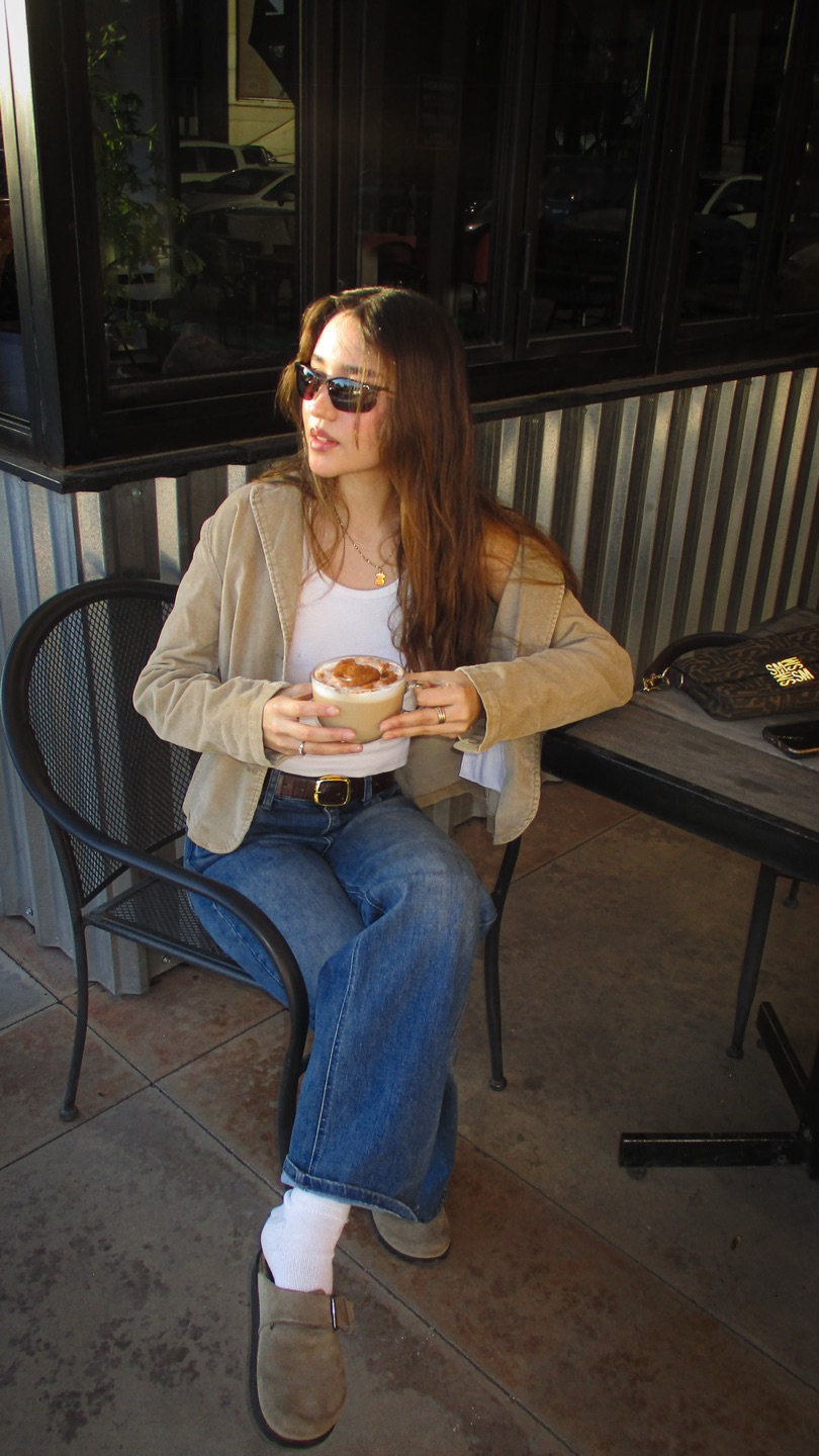 Creadora con un café en una terraza — contenido lifestyle
